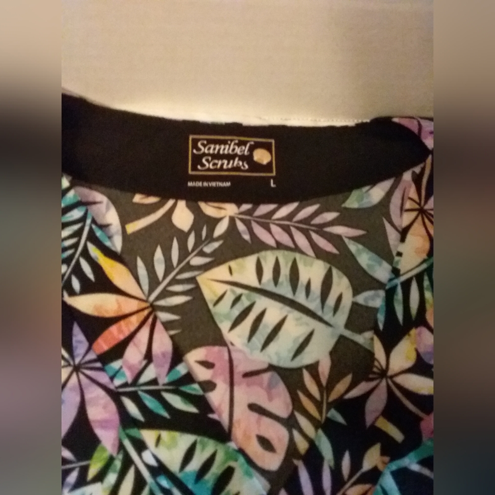 Sanibel Scrubs Scrub top with Colorful Leaf Pattern Print - Picture 4 of 4